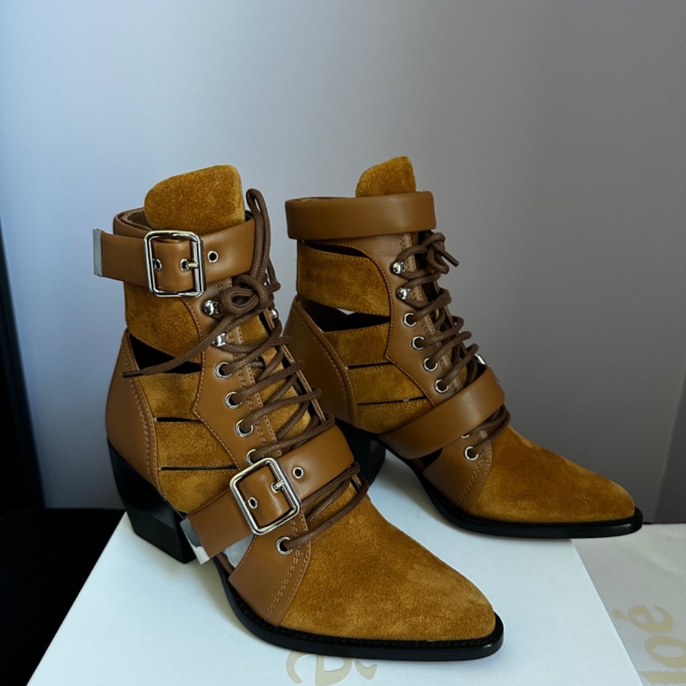 ✨Host Pick✨ Chloe Rylee Suede Ankle Booties - Picture 4 of 14